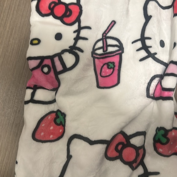 Hello Kitty Strawberry Milkshake blanket - Picture 2 of 3